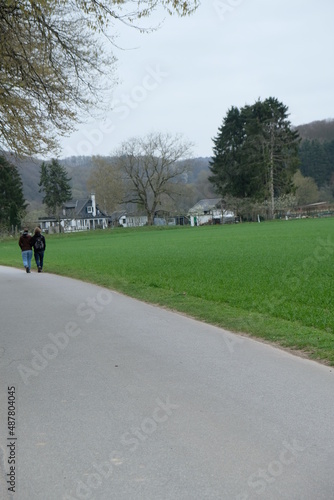 FU 2021-04-04 Ostertour 111 Leuten gehen auf dem Weg spazieren © Sabine