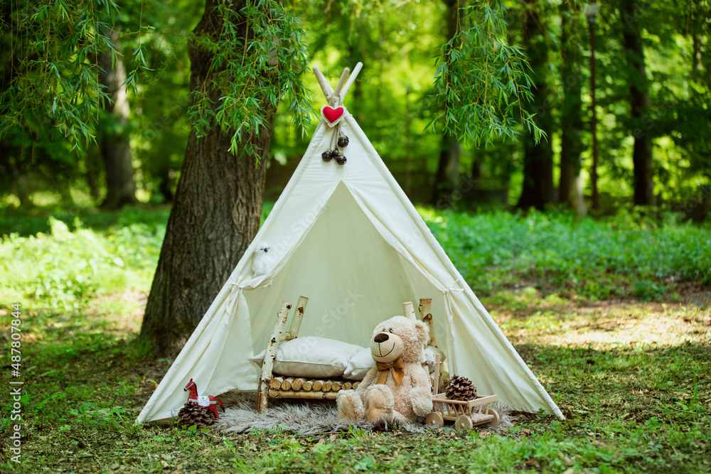 Fototapeta premium namiot tipi w ogrodzie dla dzieci