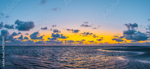 Sonnenuntergang am Meer mit Goldenen Sonnenstrahlen
