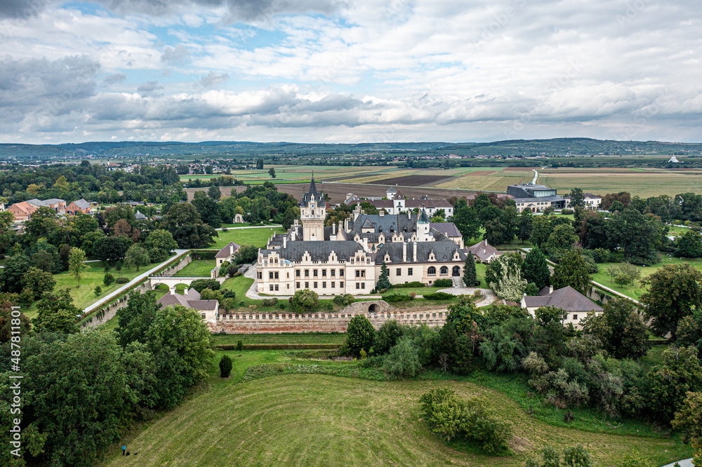 Schloss Grafenegg liegt in Niederösterreich beim Ort Haitzendorf und rund 14 km östlich von Krems. Es gehört mit Burg Kreuzenstein und Schloss Anif bei Salzburg zu den bedeutendsten Schlossbauten des 