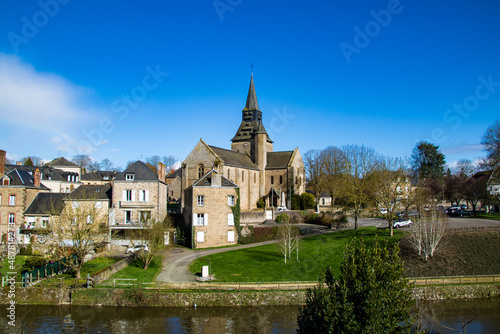 Vue sur le centre du village d’Ambrières-les-Vallées et son église (Pays-de-la-Loire, France) © Ldgfr Photos