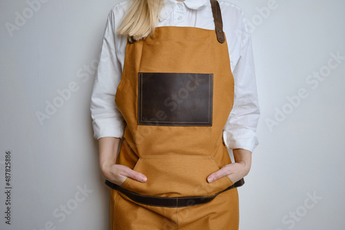 Fotografia A woman in a kitchen apron