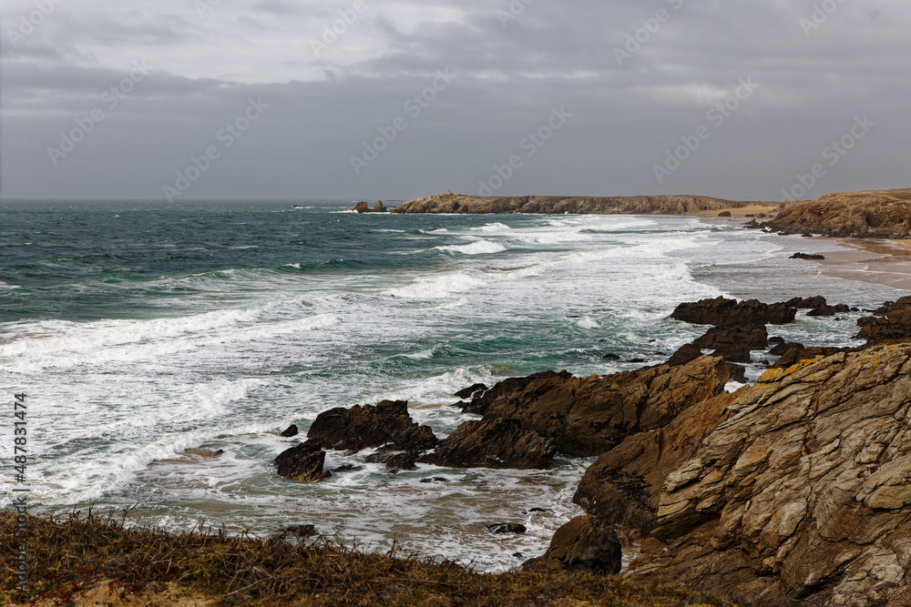 La côte sauvage à Quiberon pendant une tempête hivernale en Bretagne