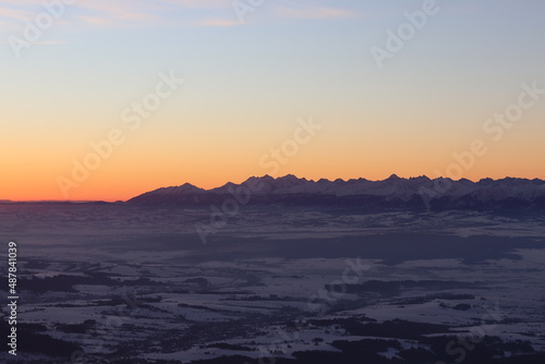 Wschód słońca na Babiej Górze, Beskid Żywiecki, widok na Tatry © Monika