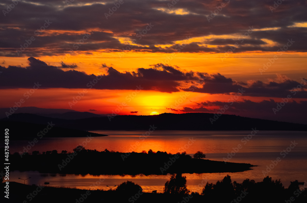 Obraz premium Sunset over the sea sky sun