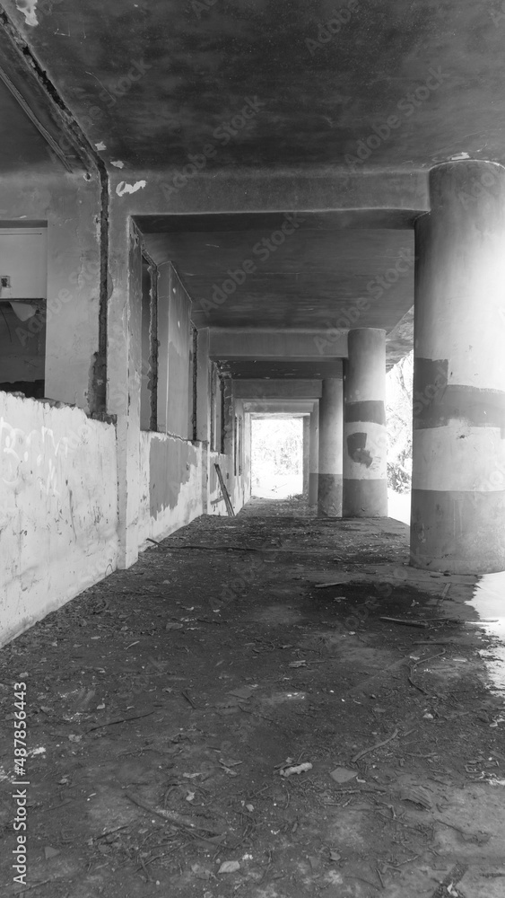 Obraz premium old abandoned building. Old stairs of an abandoned house. old room interior