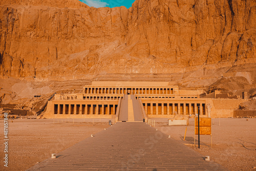 Εκτύπωση καμβά Closer view of the amazing hatshepsut temple near luxor egypt