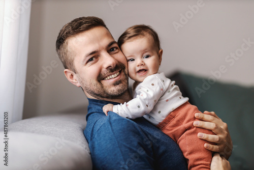 Billede på lærred Lovely father and daughter hugging and smiling at the camera.