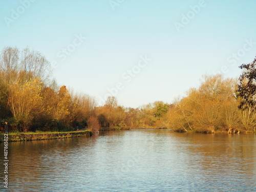 静かな秋のテムズ川