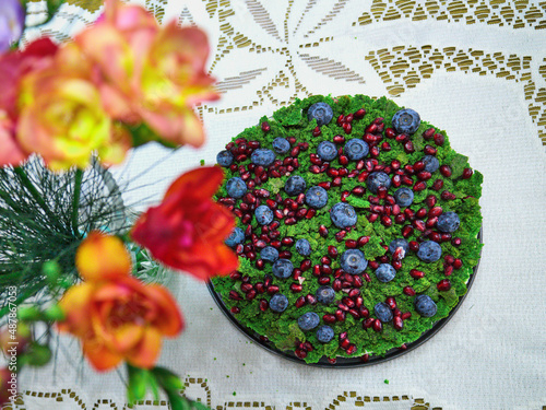 Ciasto mech, z borówkami, jagodami, granatem, szpinakiem. W kolorach zielonym, niebieskim, granatowym, purpurowym, czerwonym, fioletowym photo