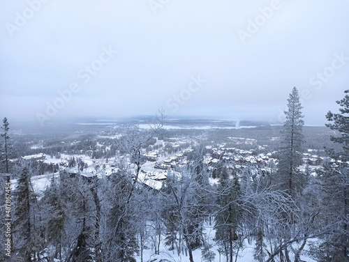 Aussicht vom Berg auf den Ort Levi in Finnland
