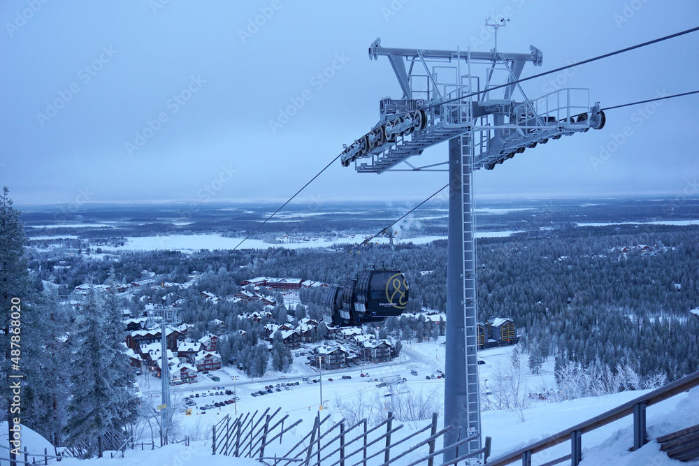 Die Gondelbahn in Skigebiet Levi in Finnland Die Gondelbahn in Skigebiet Levi in Finnland