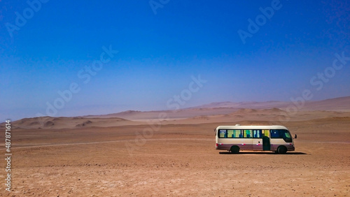 Fototapeta Naklejka Na Ścianę i Meble -  Bus dans le désert