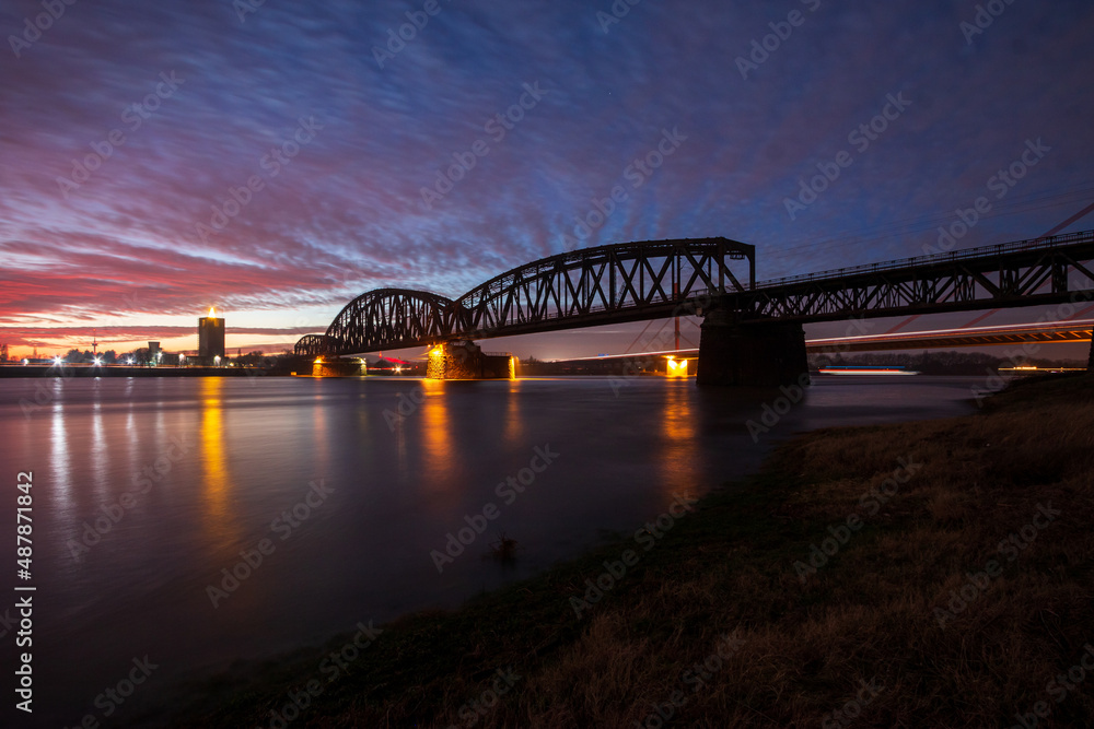 Beekerwerther Eisenbahnbrücke und Autobahnbrücke im Hintergrund am Abend Beekerwerther Eisenbahnbrücke und Autobahnbrücke im Hintergrund am Abend