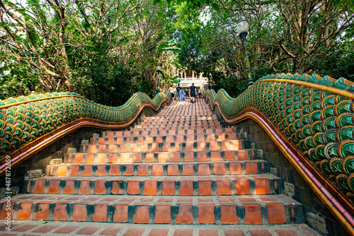 Foto Entrance stairs in the form of giant dragon of Wat Phra That Doi Suthep Buddhist