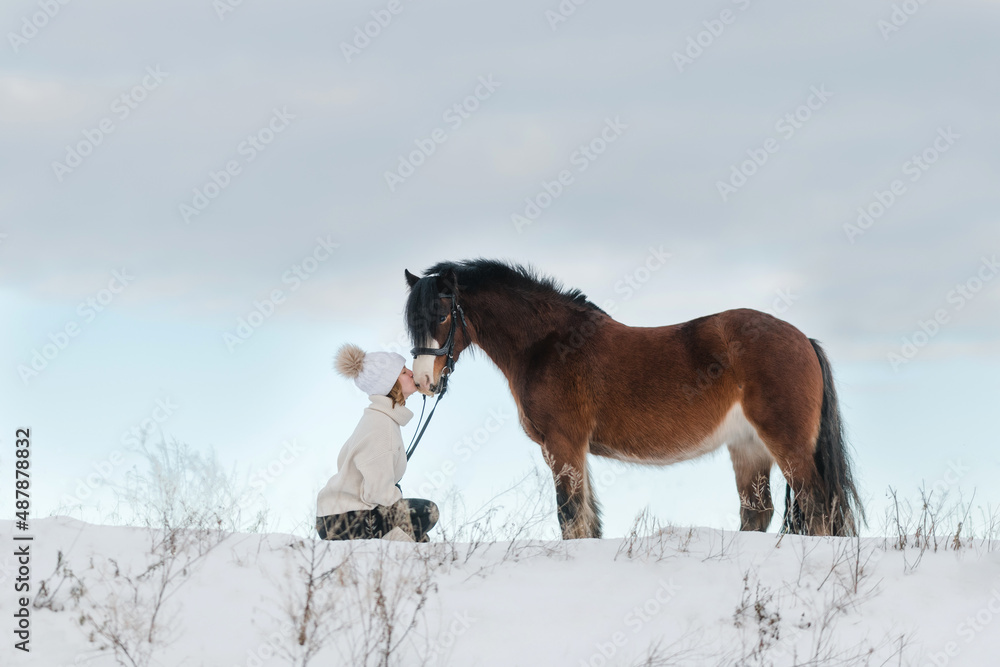 Φωτογραφία hübsches Pony und junges Mädchen kuscheln, Kuss für das Lieblingstier im Winter,