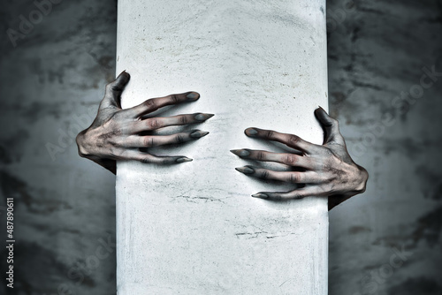 Foto A Pair of Scary Hands Reach Out from Behind a COlumn