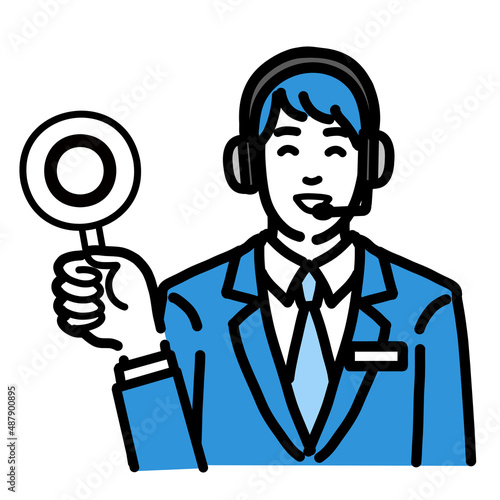 マルの札を持って笑顔のオペレーターの若い男性
