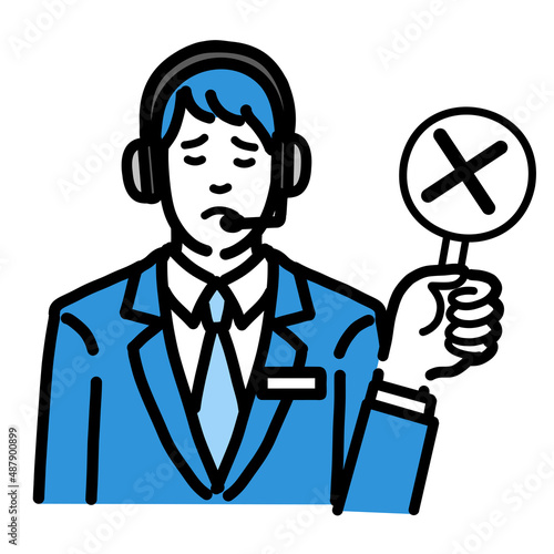 バツの札を持って残念そうなオペレーターの若い男性
