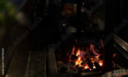 conjunto de carbón ardiendo con llamas de fuego para hacer brasa para carne asada en parrilla exterior