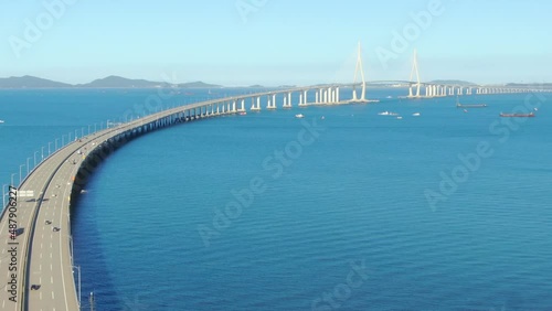 Wallpaper Mural 인천대교를 통과하는 차량들과 바다 Torontodigital.ca