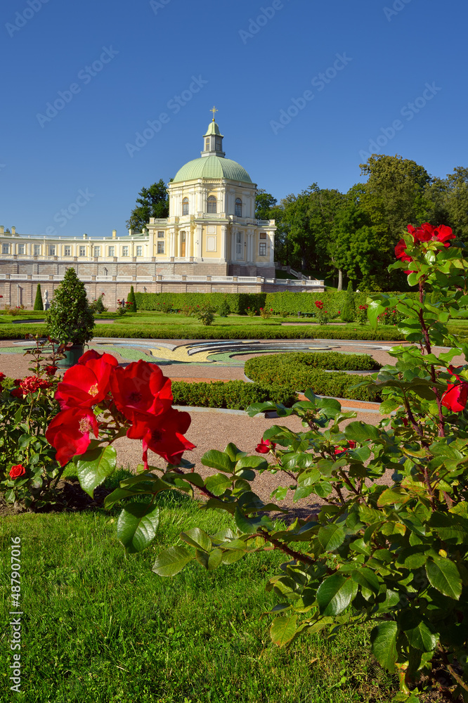 Lower garden of the Bolshoy Menshikov Palace. Green parterre