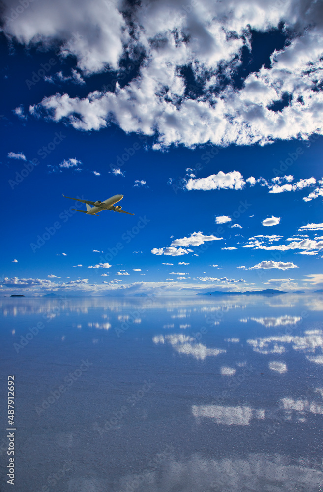 ミラーレイク・ウユニ塩湖上空を飛行する航空機