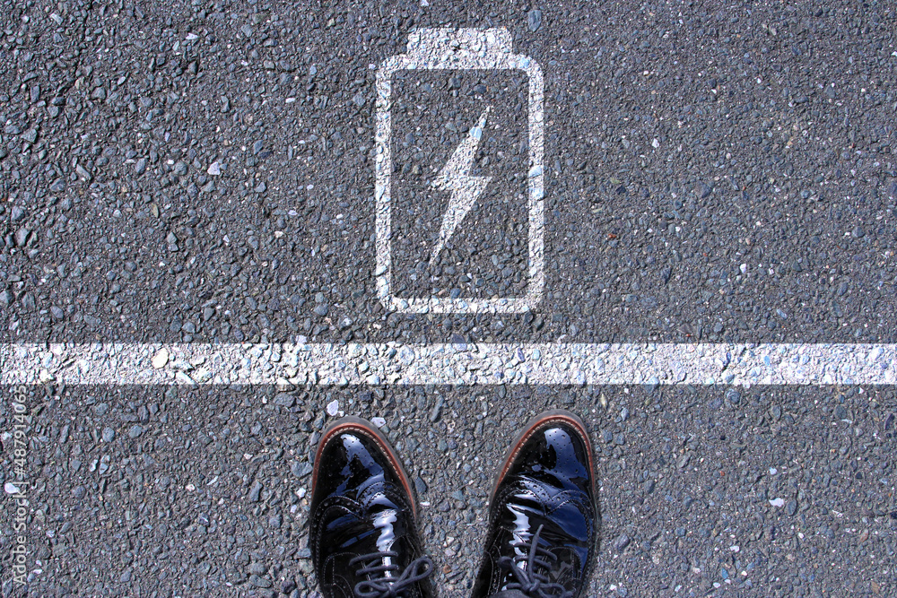 Fototapeta premium バッテリーの充電とアスファルト Charging battery outside in the street