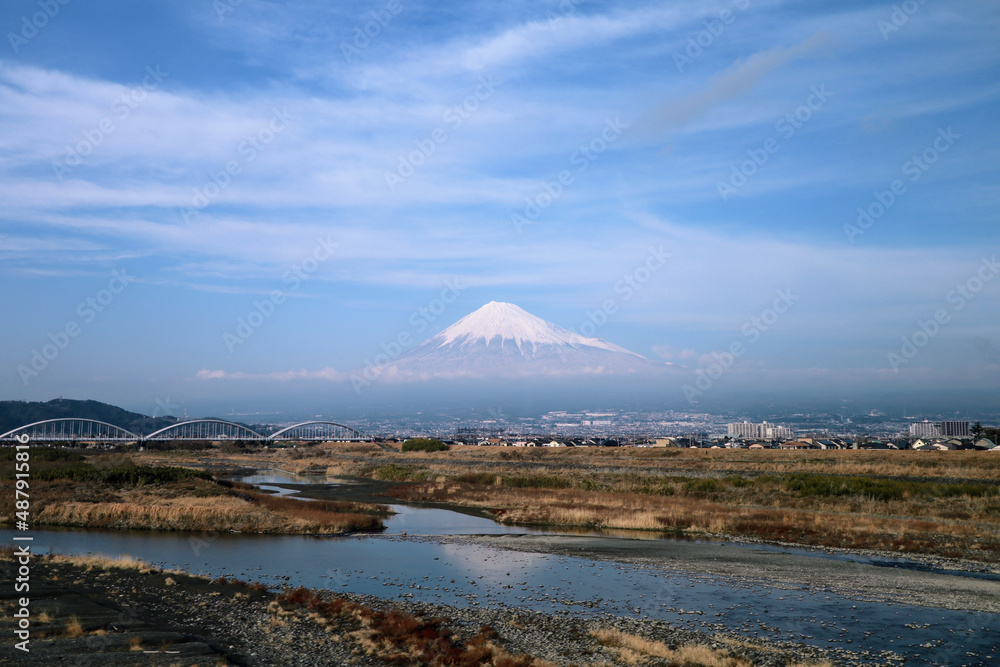 雲の上に浮かぶ富士山