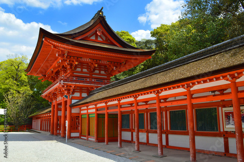世界遺産の京都市下鴨神社の楼門 © 欣也 原