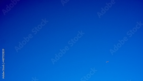 早朝の青空を飛ぶ飛行機（LCC ピーチアビエーション）の風景