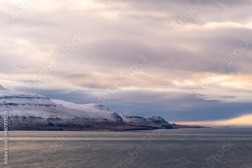 Hvalfjörður mit Blick auf die Halbinsel Hálsnes und dem Reynivallaháls nache Borgarnes. / Hvalfjörður with a view of the Hálsnes peninsula and the Reynivallaháls towards Borgarnes.