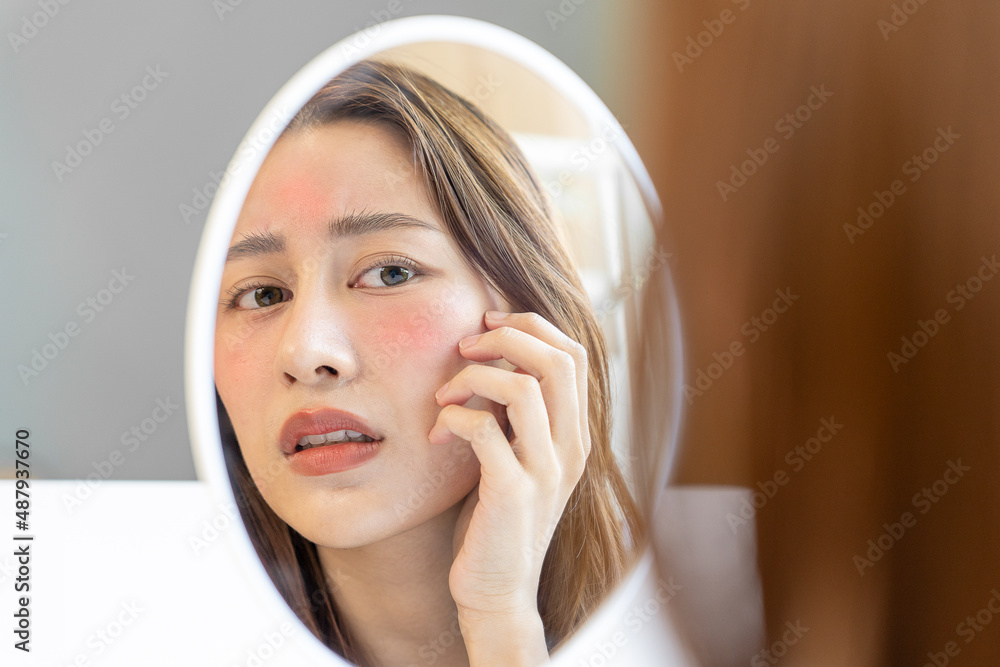 Beautiful Asian women are worried about faces allergic to chemicals in