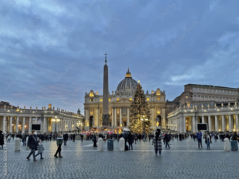 Roma, piazza San Pietro a tramonto a Natale