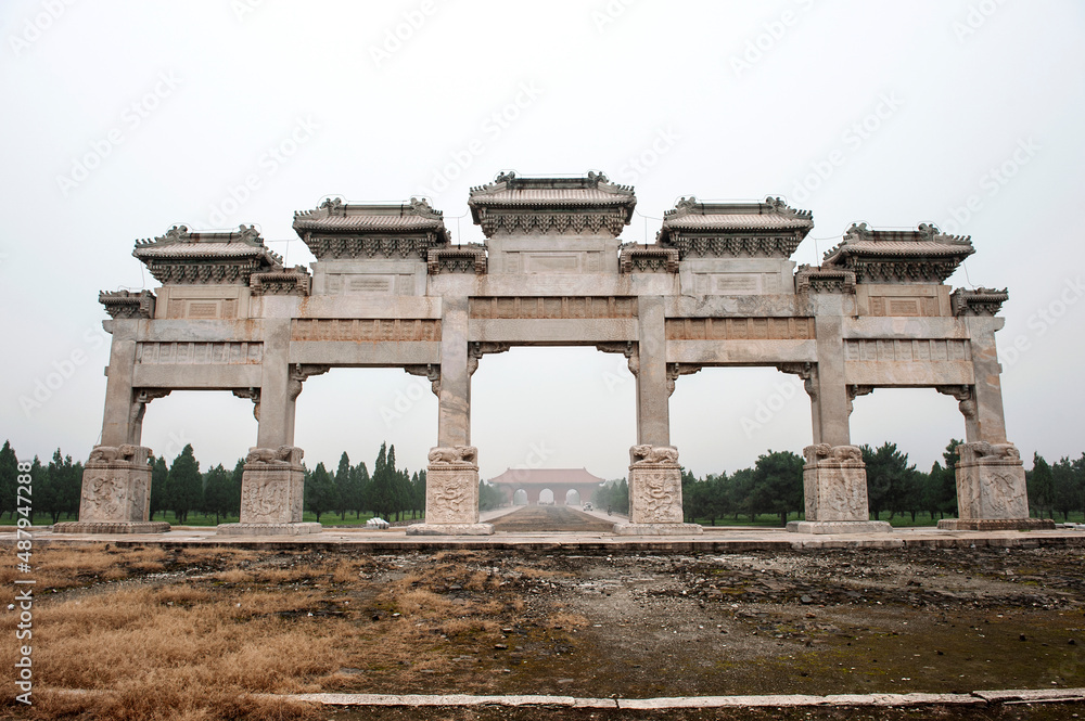 Fototapeta premium The carving art on the stone archway in front of the tomb of the emperor of the Qing Dynasty