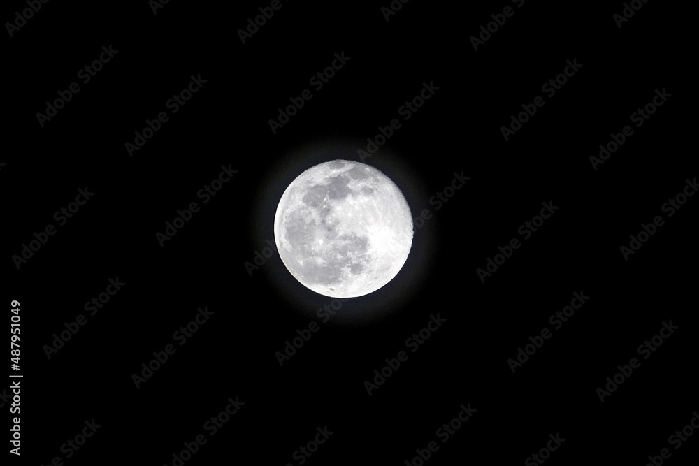 Obraz premium Night and full moon, full moon shining in dark sky,