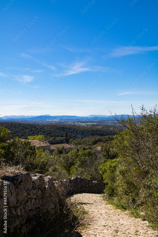 Paysage autour du Château d’Allègre sur le flanc du Mont Bouquet (Occitanie, France) Paysage autour du Château d’Allègre sur le flanc du Mont Bouquet (Occitanie, France)