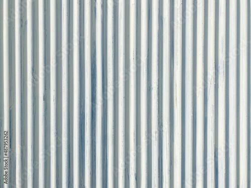 白い トタン板の壁