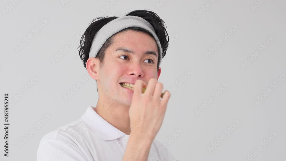 歯磨きする男性 歯磨きする男性