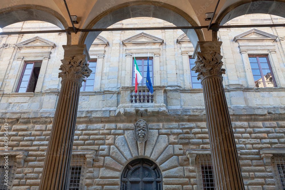 Monte San Savino. Arezzo. Arco della Loggia dei Mercanti con il palazzo Comunale.