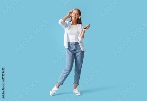 Pretty young woman in headp...