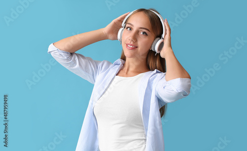 Pretty young woman in headp...