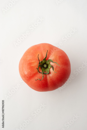 白背景に置かれたトマト