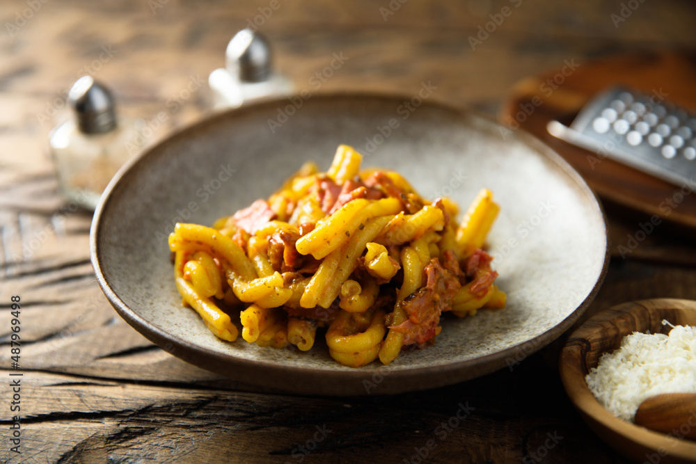 Pasta with pastrami and cheese