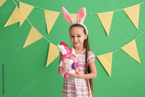 Happy little girl wearing b...