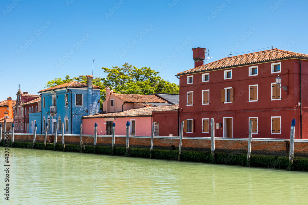 Bunte Häuser auf der Insel Burano bei Venedig an der Lagune