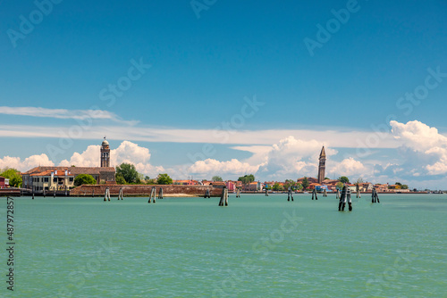 Panorama von der Insel Burano mit dem schiefen Turm Chiesa di San Martino bei Venedig