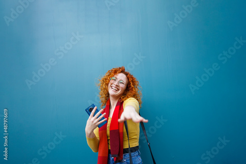 Canvastavla A woman dancing a having fun with her smartphone