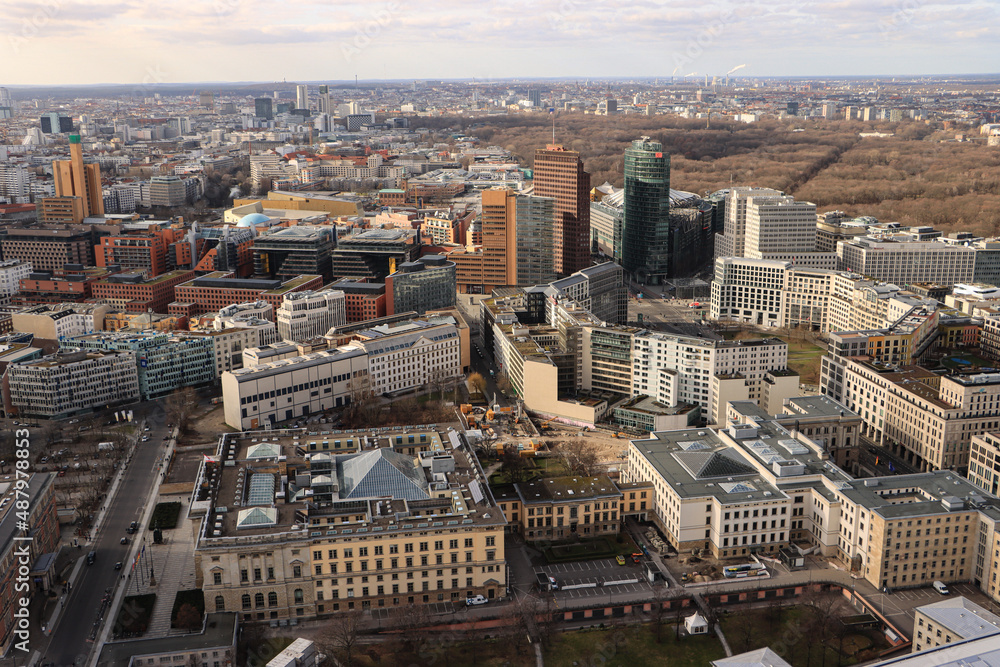 Berlin aus der Luft; Blick über Abgeordnetenhaus und Bundesrat auf Leipziger-, Potsdamer Platz und Tiergarten