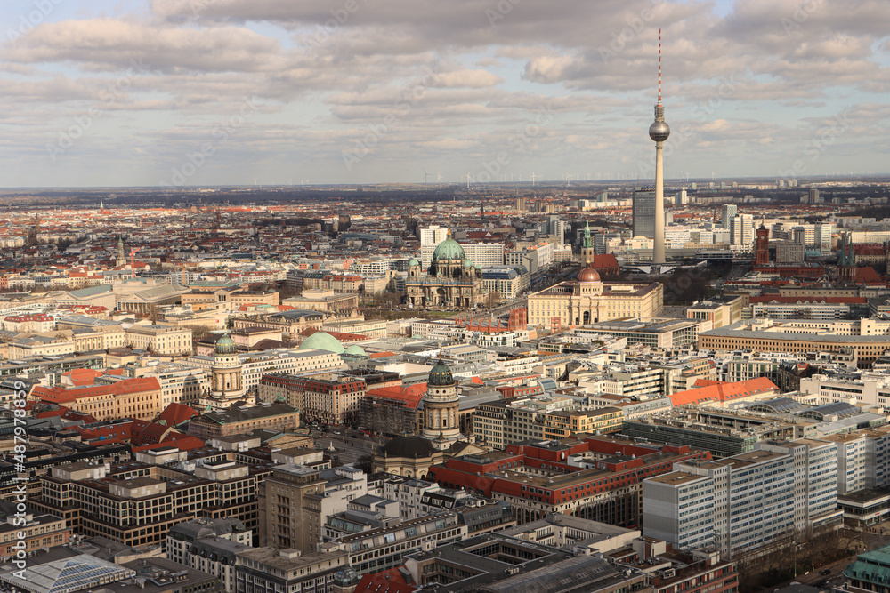 Obraz premium Berlin aus der Luft; Blick über den Gendarmenmarkt in Richtung Alexanderplatz